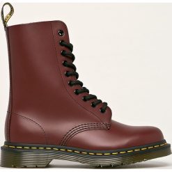 Dr. Martens - Workery skórzane. Brązowe workery damskie ze skóry, z okrągłym noskiem, na sznurówki. W wyprzedaży za 499,90 zł.