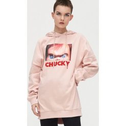 Bluza z nadrukiem Laleczka Chucky - Beżowy. Brązowe bluzy damskie Cropp, m, z nadrukiem, bez rękawów, bez kaptura. Za 119,99 zł.