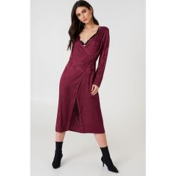 NA-KD Boho Żakardowa sukienka kopertowa z satyny - Purple. Fioletowe sukienki damskie marki NA-KD Boho, bez wzorów, z satyny, boho, bez kołnierzyka, bez rękawów, midi, kopertowe. W wyprzedaży za 48,58 zł.