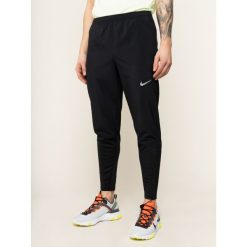 Spodnie dresowe NIKE Phenom Essential BV4835. Czarne spodnie męskie Nike, xl, bez wzorów, z jeansu. W wyprzedaży za 209,00 zł.