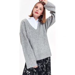 SWETER DŁUGI RĘKAW DAMSKI LUŹNY. Szare swetry damskie marki Top Secret, na zimę, l, bez wzorów, z dzianiny, z długim rękawem, długie, bez kaptura. W wyprzedaży za 39,99 zł.