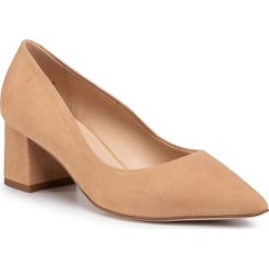 Półbuty SOLO FEMME - 48901-01-I57/000-04-00 Beż. Brązowe półbuty damskie Solo Femme, bez wzorów, ze skóry, eleganckie, bez obcasa, na obcasie, bez zapięcia. Za 339,00 zł.