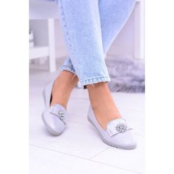 Srebrne Damskie Baleriny Lordsy Cyrkonie Rumi. Szare baleriny damskie Tagless, z aplikacjami, z materiału, bez obcasa. Za 49,00 zł.