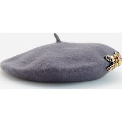 Wełniany beret z aplikacją - Szary. Szare berety damskie Reserved, z aplikacjami, z wełny. W wyprzedaży za 29,99 zł.