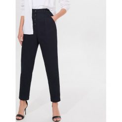 Jeansy mom fit z wysokim stanem - Czarny. Czarne jeansy damskie Mohito, bez wzorów, z jeansu, z podwyższonym stanem. Za 139,99 zł.