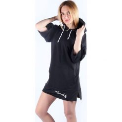 Sukienka w kolorze czarnym. Czarne sukienki damskie Bessa, Moonlight, l, bez wzorów, z kapturem, bez rękawów, mini. W wyprzedaży za 134,95 zł.