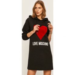 Love Moschino - Sukienka. Czarne sukienki damskie Love Moschino, na co dzień, m, z aplikacjami, z elastanu, casualowe, z okrągłym kołnierzem, z długim rękawem, długie, mini, proste. W wyprzedaży za 699,90 zł.