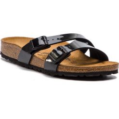 Klapki BIRKENSTOCK - Yao Balance 1013272 Patent Black. Czarne klapki damskie Birkenstock, bez wzorów, ze skóry ekologicznej, bez obcasa. Za 289,00 zł.