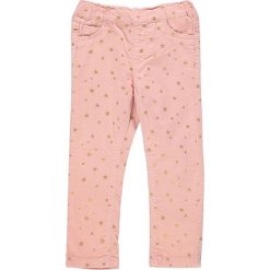 Spodnie sztruksowe w kolorze jasnoróżowym. Różowe spodnie niemowlęce name it girls, z nadrukiem, ze sztruksu. W wyprzedaży za 52,95 zł.