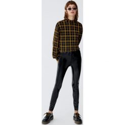 Winylowe spodnie rurki. Czarne spodnie damskie Pull&Bear. Za 79,90 zł.