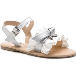 Sandały GUESS - Rouches FI6ROU SAT03 040G WHITE/SILVER. Szare sandały dziewczęce marki Guess, ze skóry ekologicznej, bez zapięcia. Za 259,00 zł.