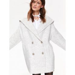 PŁASZCZOWY DWURZĘDOWY SWETER Z KAPTUREM. Szare swetry damskie Top Secret, na zimę, bez wzorów, z wełny, eleganckie, bez rękawów, z kapturem. W wyprzedaży za 59,99 zł.