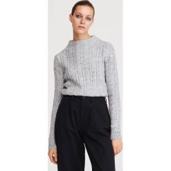 Sweter z aplikacją - Szary. Szare swetry damskie Reserved, s, z aplikacjami. W wyprzedaży za 69,99 zł.