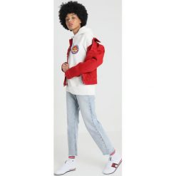 Tommy Jeans 90S SAILING LOGO HOODIE Bluza z kapturem white. Białe swetry damskie Tommy Jeans, s, bez wzorów, z bawełny, bez rękawów, z kapturem. Za 599,00 zł.