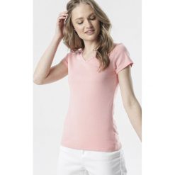 Jasnoróżowy T-shirt Melimine. Różowe t-shirty damskie Born2be, na co dzień, s, bez wzorów, z dzianiny, bez kołnierzyka, z krótkim rękawem. Za 29,99 zł.