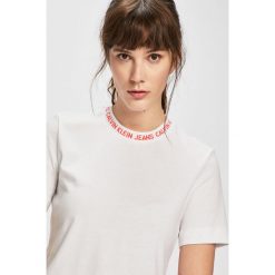 Calvin Klein Jeans - Top. Białe bluzki damskie Calvin Klein Jeans, s, bez wzorów, z bawełny, z okrągłym kołnierzem. Za 219,90 zł.