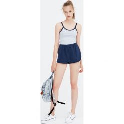 Top na ramiączkach z kontrastowym obszyciem. Niebieskie topy damskie marki Pull&Bear. Za 19,90 zł.