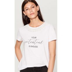Koszulka z kwiatową aplikacją - Biały. Białe t-shirty damskie Mohito, l, z aplikacjami. W wyprzedaży za 39,99 zł.