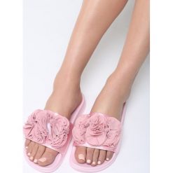 Różowe Klapki Angel Eyes. Różowe klapki damskie Born2be, bez wzorów, z satyny, bez obcasa, na płaskiej podeszwie. Za 39,99 zł.
