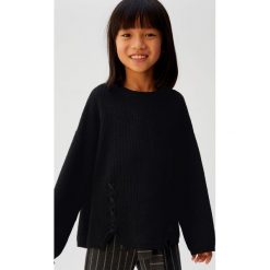 Mango Kids - Sweter dziecięcy Chan 110-164 cm. Czarne swetry dziewczęce z poliesteru, z okrągłym kołnierzem. Za 89,90 zł.