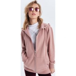 Rozpinana bluza z kapturem - Różowy. Różowe bluzy damskie marki Cropp, s, bez wzorów, bez rękawów, z kapturem. Za 79,99 zł.