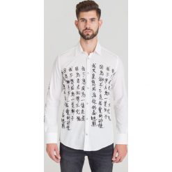 KOSZULA SLIM FIT JOHN RICHMOND. Białe koszule męskie John Richmond, m, z nadrukiem, z włoskim kołnierzykiem, bez rękawów. Za 524,50 zł.