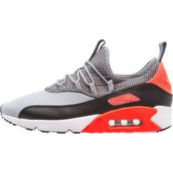 Nike Sportswear AIR MAX 90 EZ Tenisówki i Trampki wolf grey/cool grey/black/bright crimson. Szare trampki dziewczęce Nike Sportswear, z tworzywa sztucznego. Za 609,00 zł.