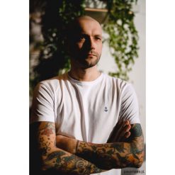 T-Shirt męski biały. Białe t-shirty męskie Pakamera, m, z haftami, z bawełny, klasyczne, z klasycznym kołnierzykiem. Za 85,00 zł.