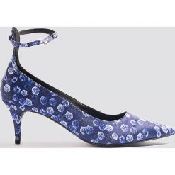 NA-KD Shoes Satynowe czółenka z paskiem - Blue. Niebieskie buty ślubne damskie marki NA-KD Shoes, w paski, z satyny, na obcasie. W wyprzedaży za 48,59 zł.