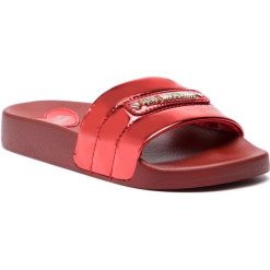 Klapki LOVE MOSCHINO - JA28012G17IQ0500 Rosso. Czerwone klapki damskie Love Moschino, z aplikacjami, z tworzywa sztucznego, bez obcasa. W wyprzedaży za 259,00 zł.