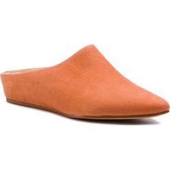 Klapki CLARKS - Sense Beau 261394794 Rust Nubuck. Pomarańczowe klapki damskie Clarks, bez wzorów, ze skóry, bez obcasa, na obcasie. W wyprzedaży za 279,00 zł.