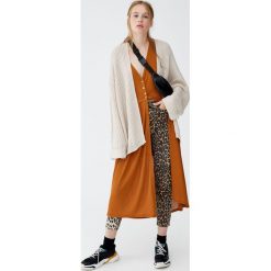 Kardigan oversize o ściegu perełkowym. Czerwone swetry damskie Pull&Bear, bez wzorów. Za 79,90 zł.