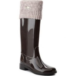 Kalosze GUESS - FLRBE3 RUB11 BROWN. Pomarańczowe kalosze damskie Guess, z aplikacjami, ze skóry ekologicznej. W wyprzedaży za 269,00 zł.