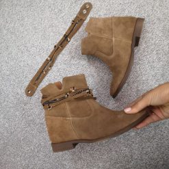 POLSKIE BOTKI KOWBOJKI UKRYTY KOTURN WZÓR ŁAŃCUSZEK SKÓRA CAMEL. Brązowe łańcuszki damskie CALZADO. W wyprzedaży za 314,99 zł.