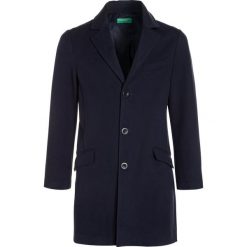 Benetton COAT BOY Płaszcz wełniany /Płaszcz klasyczny dark blue. Niebieskie płaszcze dziewczęce marki Benetton, z elastanu, klasyczne. W wyprzedaży za 239,20 zł.