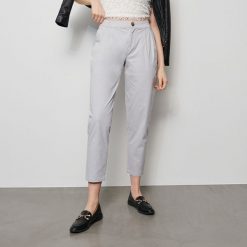 Spodnie chino - Jasny szary. Szare spodnie damskie Reserved, bez wzorów. Za 99,99 zł.