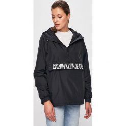 Calvin Klein Jeans - Kurtka. Czarne kurtki damskie Calvin Klein Jeans, s, bez wzorów, z poliesteru, krótkie. W wyprzedaży za 549,90 zł.