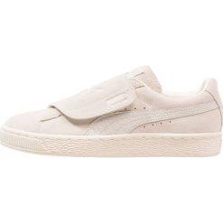 Puma SUEDE STRAP COLOR BLOCKED Tenisówki i Trampki whisper white. Białe tenisówki męskie Puma, z materiału. W wyprzedaży za 356,15 zł.