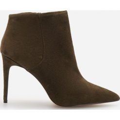 Zamszowe botki - Khaki. Brązowe botki damskie Reserved, z zamszu, bez obcasa, bez zapięcia. Za 299,99 zł.