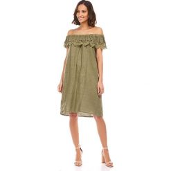 Lniana sukienka w kolorze khaki. Brązowe sukienki damskie Naturelle en lin, w koronkowe wzory, ze lnu, klasyczne, bez kołnierzyka, bez rękawów, midi. W wyprzedaży za 89,95 zł.