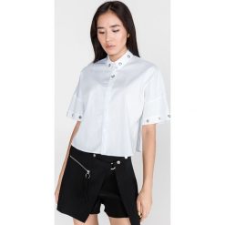 Versace Jeans Koszula Biały. Białe bluzki damskie Versace Jeans, l, bez wzorów, z elastanu, bez kołnierzyka, z krótkim rękawem. Za 929,95 zł.