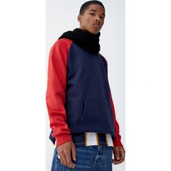 Bluza z rękawem raglanowym. Różowe bluzy męskie Pull&Bear, m, bez wzorów, bez kołnierzyka, bez rękawów, bez kaptura. Za 69,90 zł.