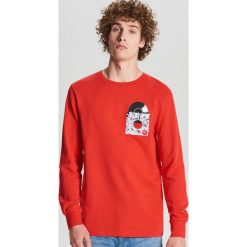 Bluza z nadrukiem na kieszonce - Czerwony. Czerwone bluzy męskie Cropp, s, z nadrukiem, bez kołnierzyka, bez rękawów, bez kaptura. W wyprzedaży za 29,99 zł.