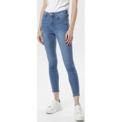 Niebieskie Jeansy Slim Pherousa. Niebieskie jeansy damskie Born2be, bez wzorów, z jeansu. Za 79,99 zł.