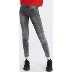 Jegginsy z wysokim stanem - Szary. Szare legginsy marki Sinsay, z jeansu. Za 59,99 zł.