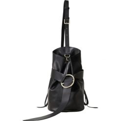 Skórzana torebka "Medium B Bag" w kolorze czarnym - 22 x 37 x 20 cm. Czarne torebki klasyczne damskie Liebeskind, w paski, ze skóry. W wyprzedaży za 659,95 zł.