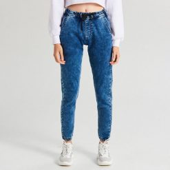 Bawełniane jeansy jogger style - Niebieski. Niebieskie jeansy damskie Cropp. W wyprzedaży za 49,99 zł.