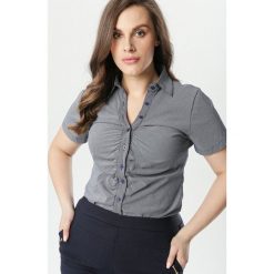 Granatowa Koszula Elulacia. Niebieskie bluzki damskie Born2be, xl, bez wzorów, eleganckie, z wykładanym kołnierzem, z krótkim rękawem. Za 69,99 zł.