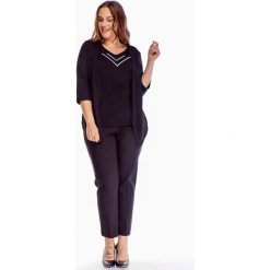 Sweter z narzutką czarny. Czarne swetry damskie N/A, plus size, bez wzorów, z elastanu, bez rękawów. Za 142,22 zł.