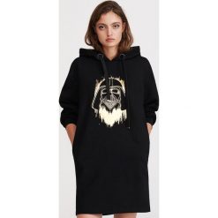 Sukienka Star Wars - Czarny. Czarne sukienki damskie Reserved, s, z motywem z bajki, retro, bez kołnierzyka, bez rękawów. Za 119,99 zł.